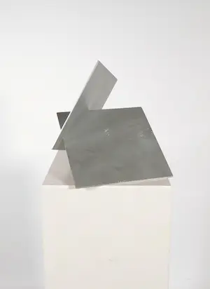 Niet of onleesbaar gesigneerd - Sculptuur bestaande uit twee zilverkleurige vierkanten kopen? Bied vanaf 1!