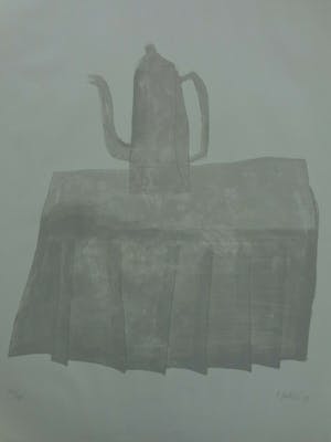 Klaas Gubbels - KOFFIEKAN OP TAFEL / GRIJZE LITHO / 75x54cm / SIG / 1977 kopen? Bied vanaf 195!