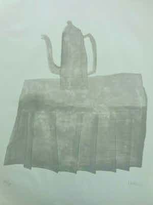 Klaas Gubbels - KOFFIEKAN OP TAFEL / GRIJZE LITHO / 75x54cm / SIG / 1977 verkocht voor € 195!