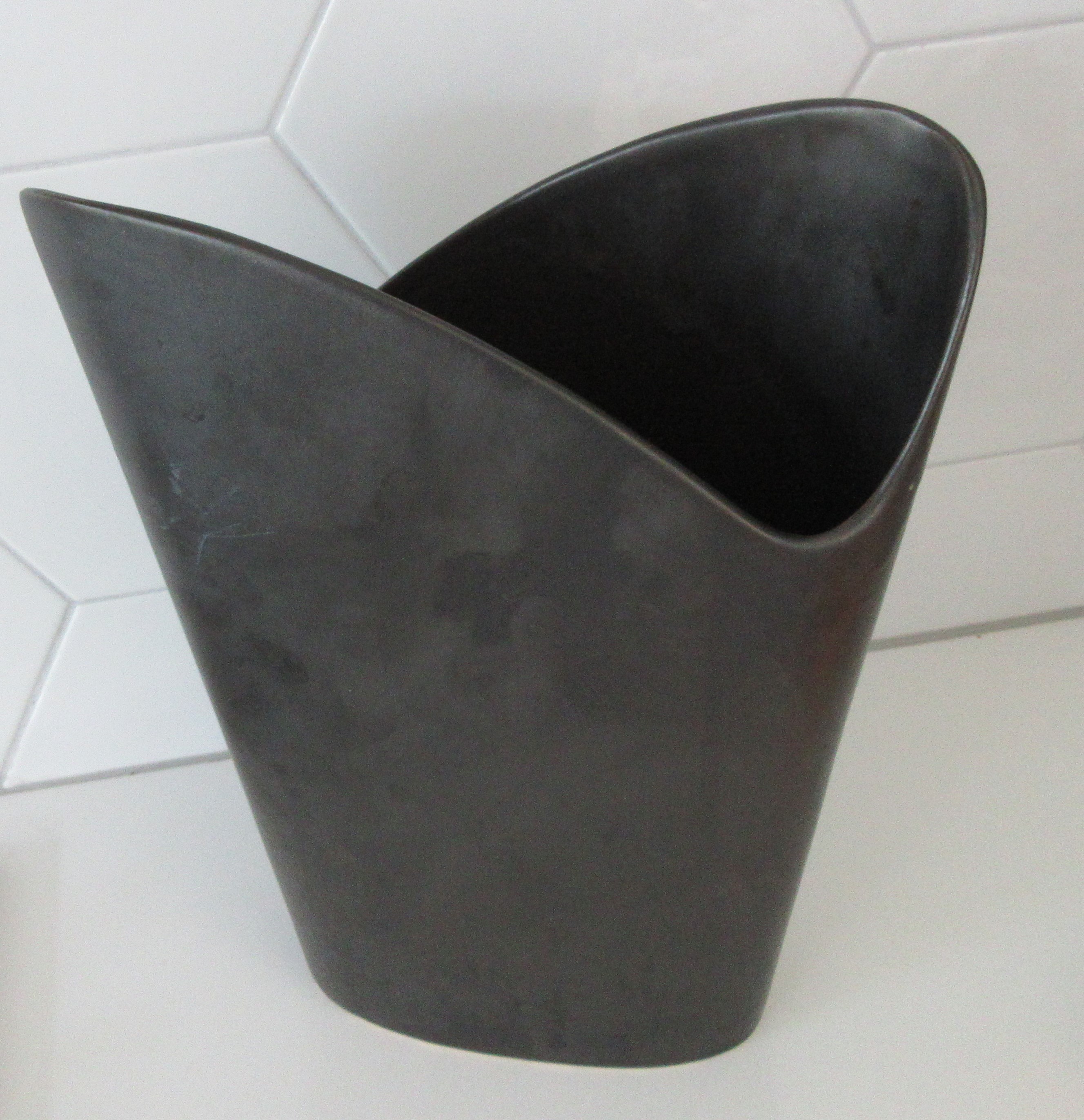 Niet of onleesbaar gesigneerd - Hydromiek Losser grote keramische antraciete design vaas kopen? Bied vanaf 1!