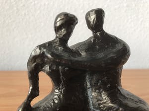 Corry Ammerlaan - Zwaar bronzen beeldje " Twee verliefde mensen op een bankje " kopen? Bied vanaf 35!