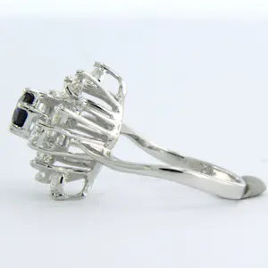 18k wit gouden ring bezet met saffier en briljant geslepen diamant 1.10 ct kopen? Bied vanaf 1100!