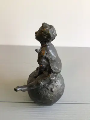 Astrid Veldhuyzen-Koppen - Sculptuur “ Vrolijk spelend kind “ kopen? Bied vanaf 69!