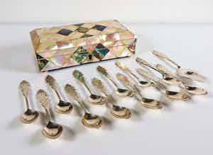 12 zilveren theelepels met suikerschepje verkocht voor € 120!