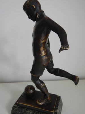 Niet of onleesbaar gesigneerd - Massief bronzen voetballer op marmeren voetstuk kopen? Bied vanaf 10!