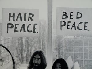 Nico Koster - Foto, John Lennon & Yoko Ono - Hilton Hotel tijdens de 'Bed-in for Peace' in '69 kopen? Bied vanaf 175!