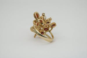1217 - Elegante 14 karaats geel-gouden dames "Vlinder" ring bezet met granaat kopen? Bied vanaf 160!