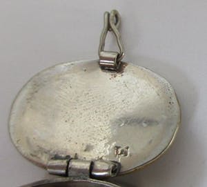 Niet of onleesbaar gesigneerd - Miniatuur zilveren doosje met parelmoer decoratie kopen? Bied vanaf 10!