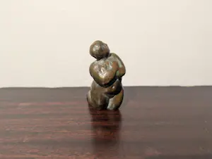 Theo van de Vathorst - Figuur knielende dame kopen? Bied vanaf 185!