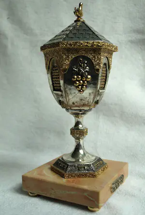 Frank Meisler - Kiddush cup in goud- en zilverkleur met "Duif"-motief, op sokkel – Hoogte 25 cm kopen? Bied vanaf 200!