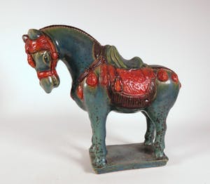 Niet of onleesbaar gesigneerd - Aardewerk, Twee polychroom beschilderde paarden kopen? Bied vanaf 10!