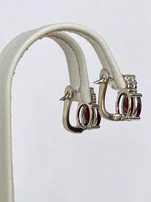 Acheter18 Kt witgouden oorbellen met rode robijnen ca 4,00 crt  en diamanten? Enchérissez de 1400!