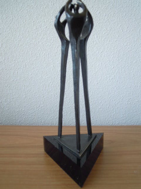 Corry Ammerlaan - Prachtig beeldje 3 personen met handen in de lucht. kopen? Bied vanaf 25!