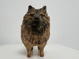 Tine Goudriaan-van Waning - Keramiek sculptuur | 'Keeshond' kopen? Bied vanaf 1!