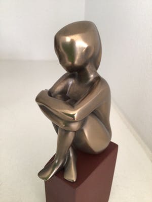 Janneke Ros - Beeld “ IN GEDACHTEN “. Gesigneerd kopen? Bied vanaf 65!