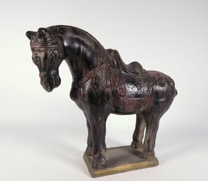 Niet of onleesbaar gesigneerd - Aardewerk, Twee polychroom beschilderde paarden kopen? Bied vanaf 10!