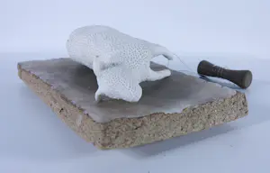 Kathja Smits - Porselein, papier en wax, Liggend schaapje kopen? Bied vanaf 125!