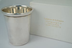 2555 - Fraaie 1e gehalte Zilveren kinder/geboorte beker orig. verpakking kopen? Bied vanaf 70!