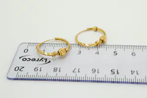 15-  Sierlijk paar hoog gehalte 22krt geel-gouden oor-ringen met balletjes kopen? Bied vanaf 180!