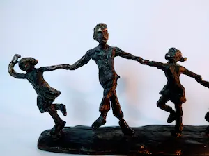 Astrid Veldhuyzen-Koppen - Skulptur von fünf fröhlich tanzenden Kindern, signiert AV im Sockel. kopen? Bied vanaf 25!