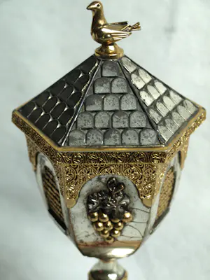 Frank Meisler - Kiddush cup in goud- en zilverkleur met "Duif"-motief, op sokkel – Hoogte 25 cm kopen? Bied vanaf 200!