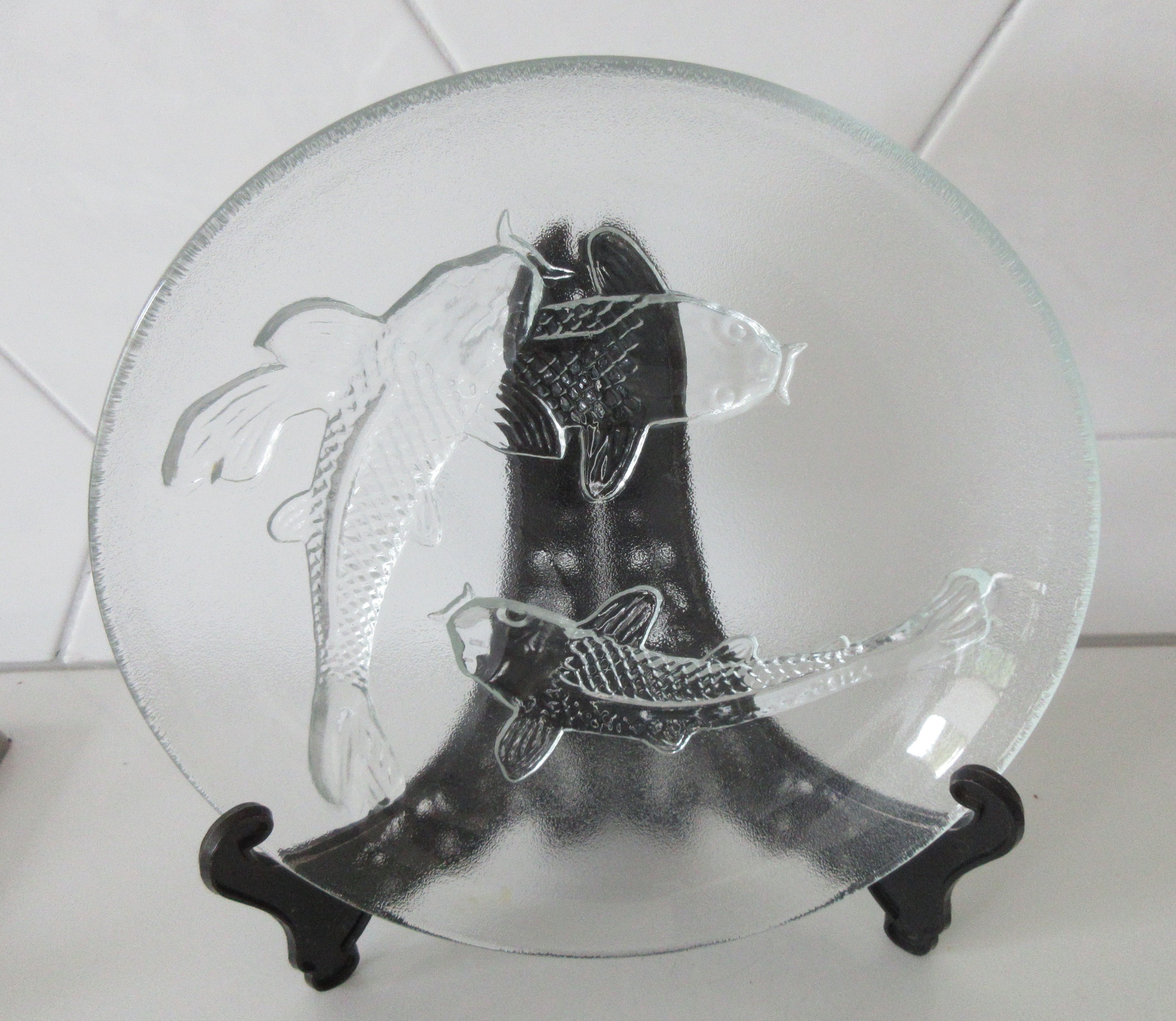 Niet of onleesbaar gesigneerd - Persglazen sierbord met drie zwemmende karpers kopen? Bied vanaf 1!