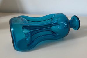 Jacob Eiler Bang - IJsvogel blauwe 'kluk kluk' karaf - Holmegaard kopen? Bied vanaf 50!