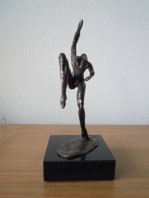 Klaas van den Berg - Prachtig beeld - gesigneerd op de voet uit 1991. kopen? Bied vanaf 65!