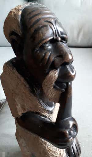 Stenen Afrikaanse man met piip verkocht voor € 1!