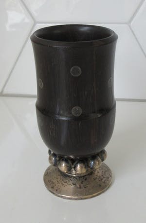 Niet of onleesbaar gesigneerd - Fruit houten bekertje met zwaar verzilverde noppen voet gesigneerd CM kopen? Bied vanaf 1!