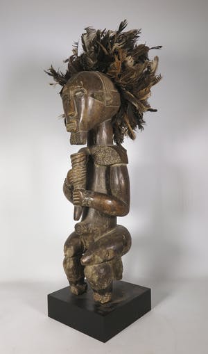 Fang Ntumu - Hout en koper/messing, Fetisj sculptuur van mannenfiguur met hoofdtooi kopen? Bied vanaf 1!