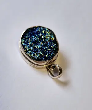 Blauwe natuurlijke Druzy-hanger kopen? Bied vanaf 30!