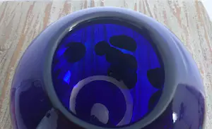 Niet of onleesbaar gesigneerd - Transparante kobaltblauwe glazen bolvaas met gele vlekken kopen? Bied vanaf 1!