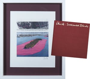 Christo - Handgesigneerde artcard Surrounded Islands + boek - Ingelijst kopen? Bied vanaf 1!