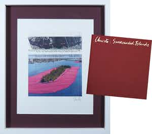Christo - Handgesigneerde artcard Surrounded Islands + boek - Ingelijst verkocht voor € 1!