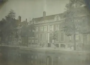 Niet of onleesbaar gesigneerd - Ingelijste foto uit 1872 , Herengracht Amsterdam, Brentano’s Steun des Ouderdoms kaufen? Bieten Sie von 1!