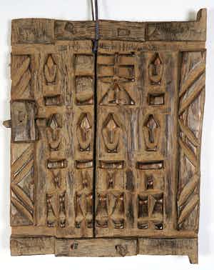 Dogon - Rijkelijk gedecoreerd houten graandeurtje verkocht voor € 1!
