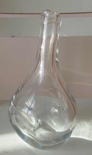 Niet of onleesbaar gesigneerd - Dikwandige vrij gevormde blank glazen vaas Fragile van JDC kopen? Bied vanaf 10!