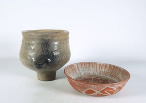 Dirk Hubers - Aardewerk, Sgrafitto schaal en een pot op voet van onbekende maker kopen? Bied vanaf 80!