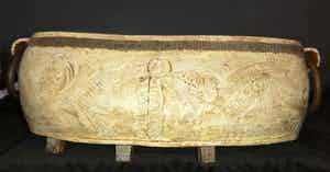 Niet of onleesbaar gesigneerd - Handgemaakte keramieken pot met metalen ringen verkocht voor € 1!