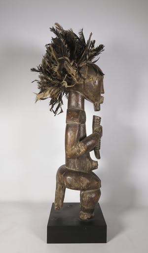Fang Ntumu - Hout en koper/messing, Fetisj sculptuur van mannenfiguur met hoofdtooi kopen? Bied vanaf 1!