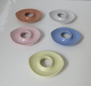 Potterie De Driehoek - Vijf fifties platelen staplbare eierdoppen in pastel kleur kopen? Bied vanaf 25!
