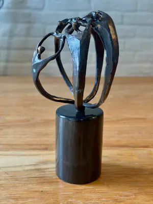 AcheterCorry Ammerlaan - Brons sculptuur getiteld "Samenwerking", rustend op een zwarte marmeren sokkel? Enchérissez de 45!