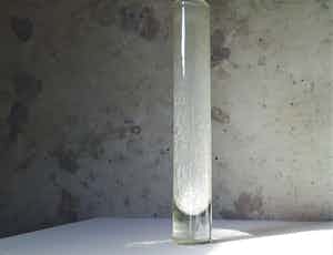 Niet of onleesbaar gesigneerd - Design cilindervaas met inwendig craquelé verkocht voor € 1!