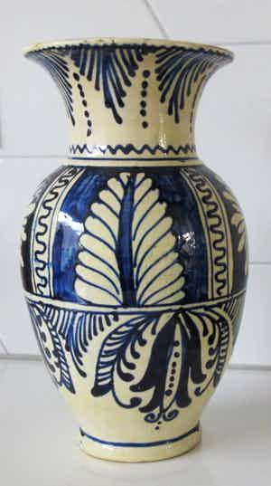 Niet of onleesbaar gesigneerd - Blauwe witte Volksaardewerken vaas voorzien van slibglazuur verkocht voor € 1!