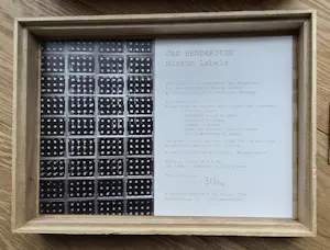 Jan Henderikse - Museum Labels - 8 Unieke Gesigneerde werken - 2018 - 21 x 15 cm per stuk kopen? Bied vanaf 495!