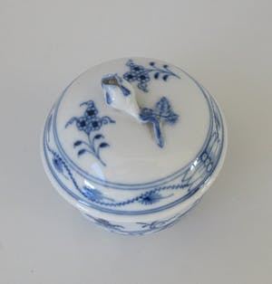 Meissen porzellan - Suikerpot met deksel in het beroemde blauw witte Zwiebelmuster decor - 1e keus kopen? Bied vanaf 35!