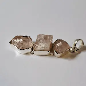 Unieke grote hanger van zilver 925 gezet met drie ruwe rozenkwarts stenen kopen? Bied vanaf 50!