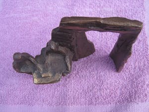 Brons (Onbekend) - Zittend naast de poort. kopen? Bied vanaf 35!