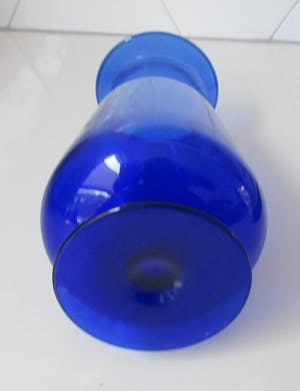 Niet of onleesbaar gesigneerd - Drie blauwe vintage glazen vazen kopen? Bied vanaf 1!